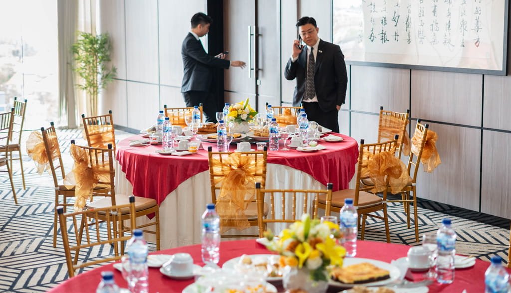 tak perlu repot lagi sekarang kalau ada acara meeting, karena kencana caterimg menyediakan paket caterimng meeting uintuk perusahaan atau instansi 